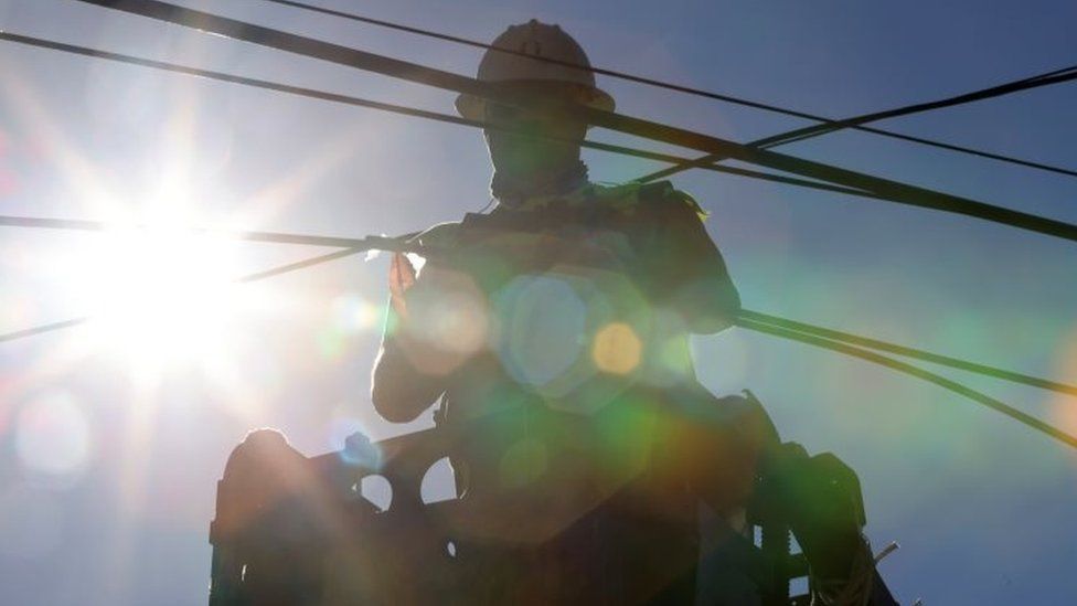 ABD'nin Washington eyaletinde sıcakta fiber optik kabloları tamir eden bir işçi
