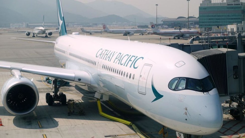 Самолет Cathay Pacific в аэропорту Гонконга.