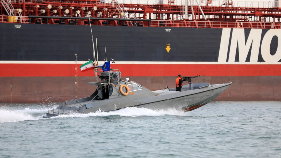 Patrolni brod Iranske republikanske garde ispred britanskog broda "Stena impero" kome je onemogućen prolaz