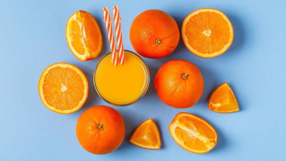 Narajas y jugo de naranja