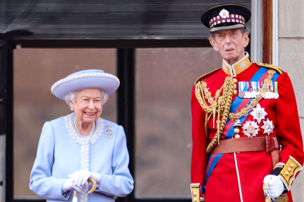 La reina Isabel II y su primo el príncipe Eduardo, duque de Kent, en el balcón del Palacio de Buckingham.