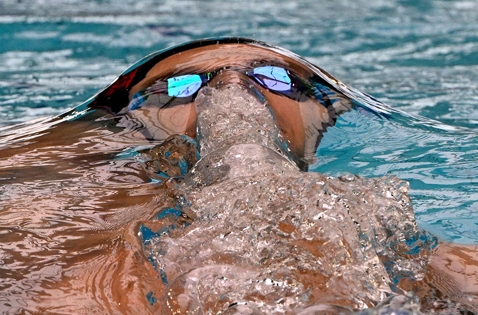 يتنافس السباح الفرنسي موين توماك في سباقات 200 متر ظهر رجال خلال بطولة السباحة الفرنسية في ليموج ، في 8 أبريل/نيسان 2022