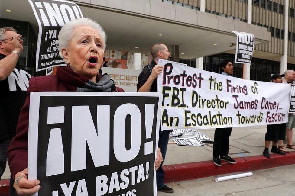 Grupos antifascistas protestaron en las oficinas del FBI en Los Ángeles por el despido de Comey. Grupos antifascistas en Los Ángeles