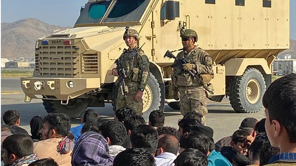 阿富汗人和美軍士兵在喀布爾機場