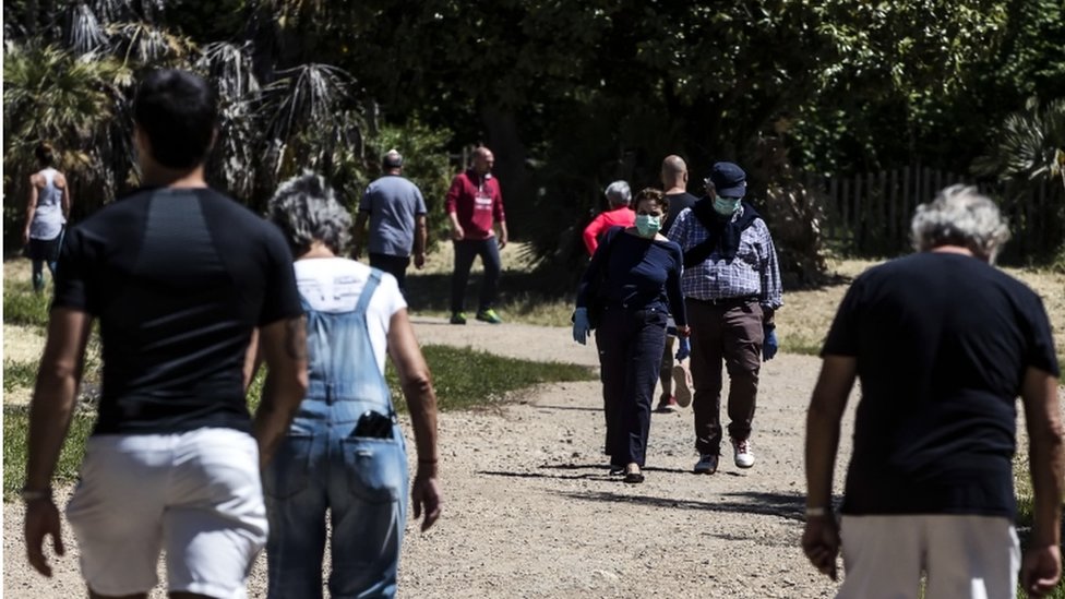 Люди гуляют в парке Виллы Памфили во время второй фазы аварийного блока из-за коронавируса Covid-19 в Риме, Италия, 08 мая 2020 г.