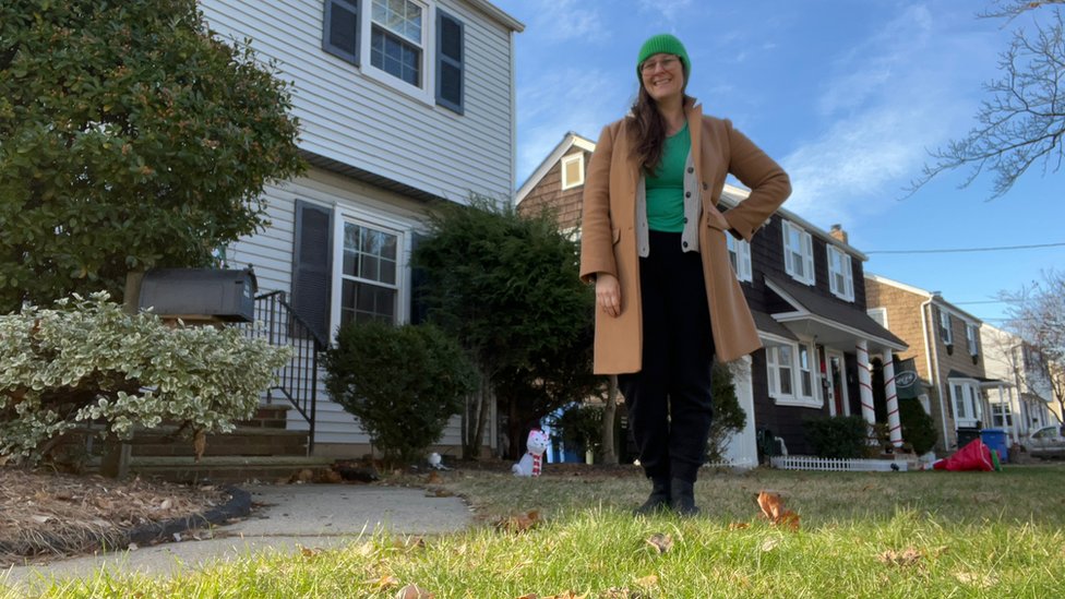 Giovanna Almeida na frente da casa onde ela vive em Nova Jersey