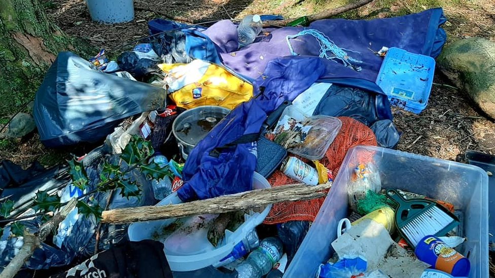 Выброшенные палатки, пластиковые ящики и ненужная еда