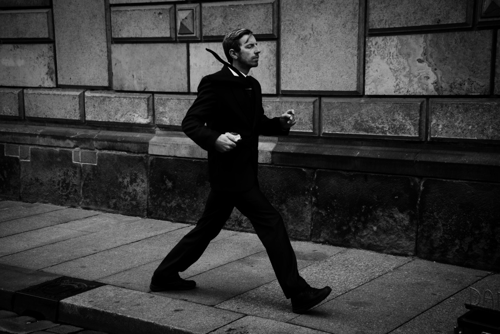 أحد فناني الشوارع يؤدي عرضا ويبدو متحركا مع أنه في الواقع ساكنا غير متحرك