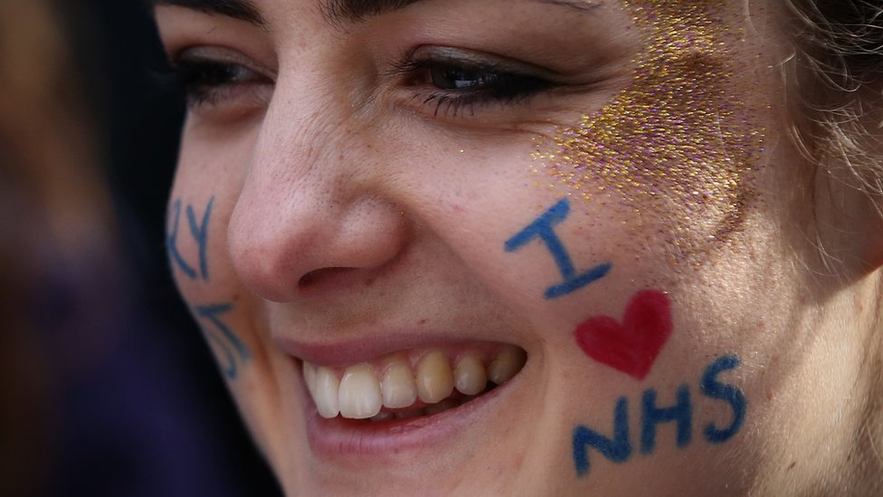 Женщина с надписью «Я люблю NHS» на лице