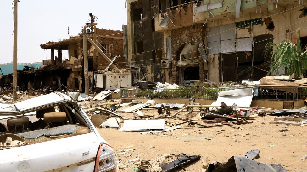 سيارات ومباني مدمرة في السوق المركزي خلال اشتباكات بين قوات الدعم السريع شبه العسكرية والجيش في الخرطوم بحري