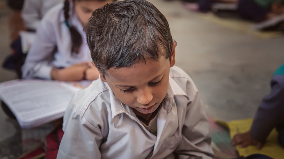 Niño en una escuela rural de la India.