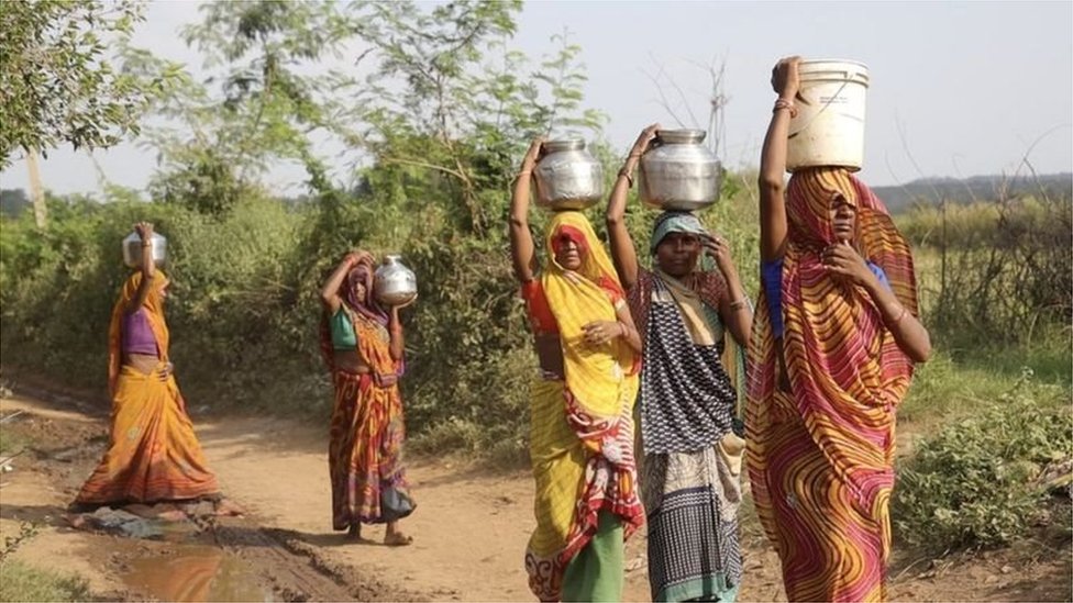 پانی بھرنا عام طور پر حواتین کی ذمہ داری سمجھی جاتی ہے