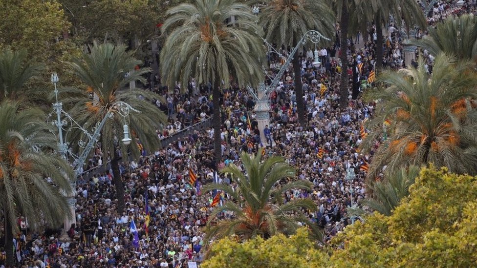 Люди участвуют в митинге сторонников независимости у здания регионального парламента Каталонии в Барселоне, Испания 10 октября 2017 г.