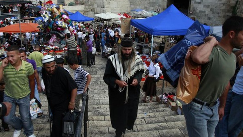 Palestinos y judíos en la Puerta de Damasco en Jerusalén. Palestinos y judíos en la Puerta de Damasco en Jerusalén