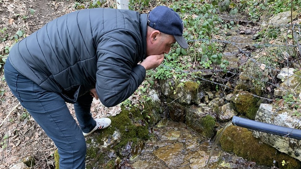 Kladanjac Nedžat Ahmetspahić na izvoru Muške vode