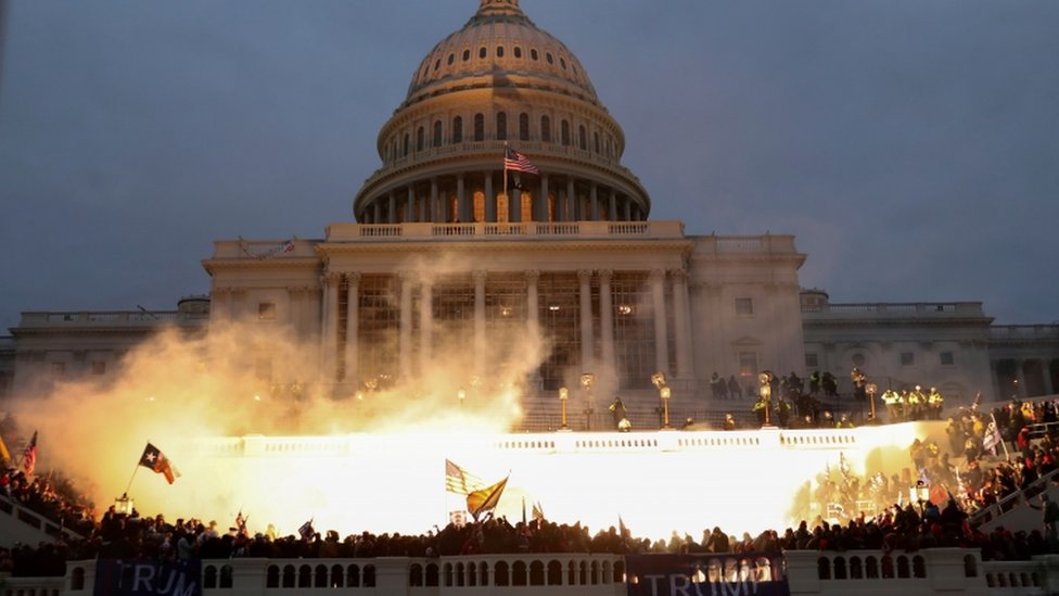 Взрыв возле Капитолия США после того, как его оккупировала мафия в январе 2021 года