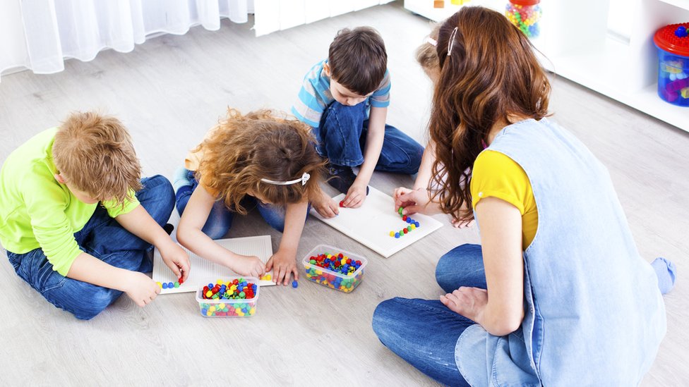 Los "au pair" funcionan como una ayuda para los padres que no tienen familiares cerca. Mujer con niños