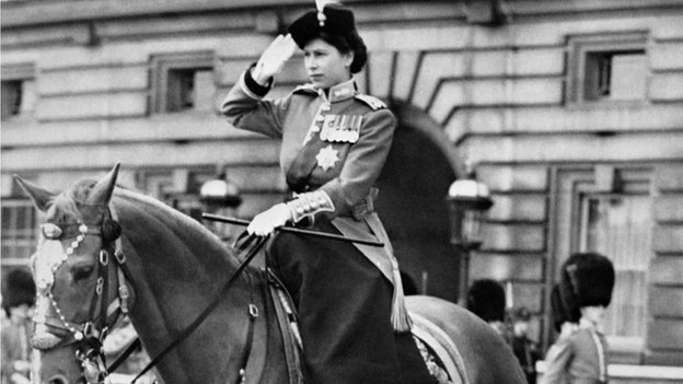 A rainha Elizabeth 2ª montada em um cavalo