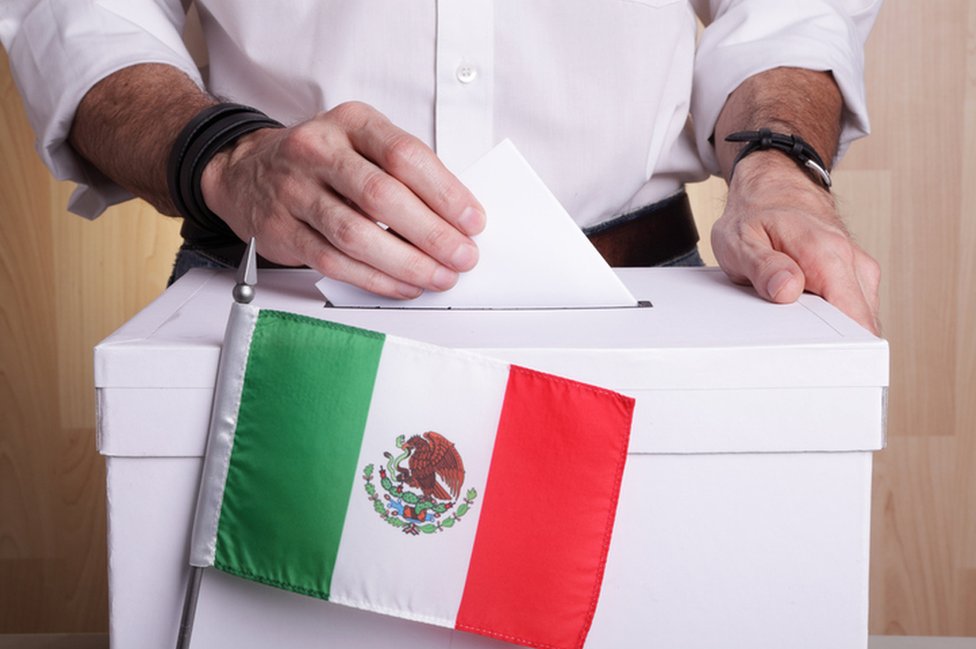 Urna y bandera de México.