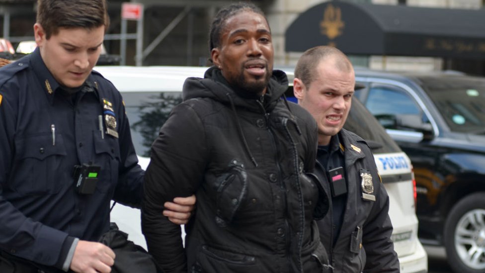 En EE.UU., la probabilidad de que un hombre negro sea arrestado es de tren es una, por 17 en una en el caso de los blancos. Arresto de hombre negro en EE.UU.