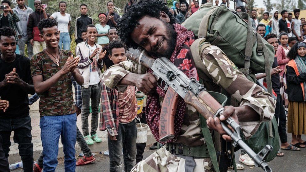 مقاتل تيغري يستعرض مهاراته في تصويب السلاح أمام مواطنين مبتهجين في تيغراي