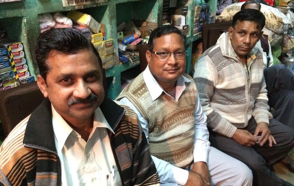 Сантош Кумар Гупта (спереди) в своем магазине