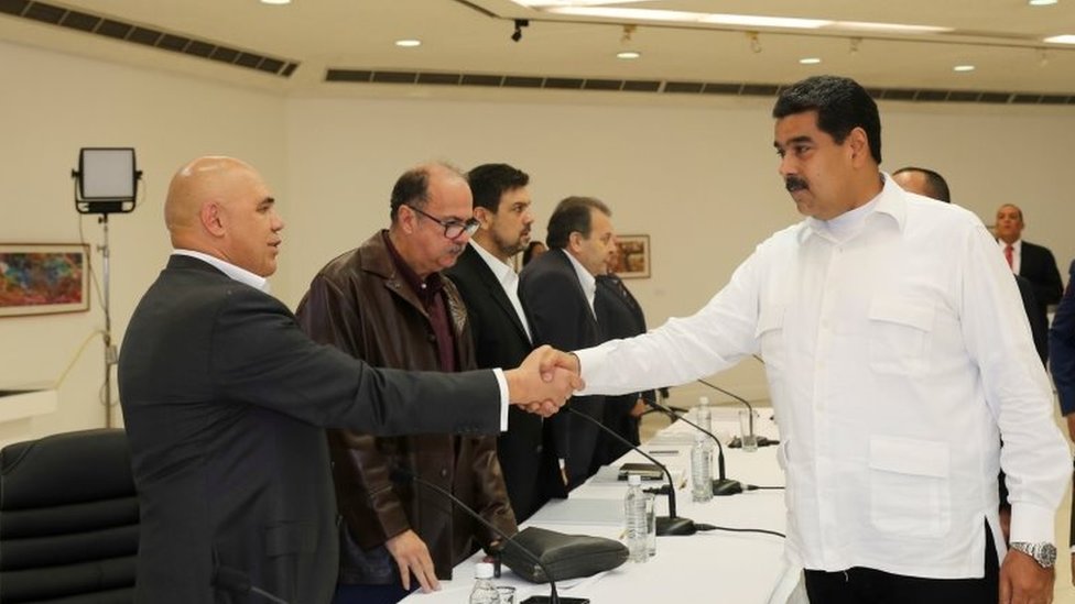 Президент Николас Мадуро (справа) пожимает руку Хесусу Торреальбе (слева), секретарю Венесуэльской коалиции оппозиционных партий (MUD), во время политической встречи между правительством и оппозицией в Каракасе, Венесуэла, 30 октября 2016 г.