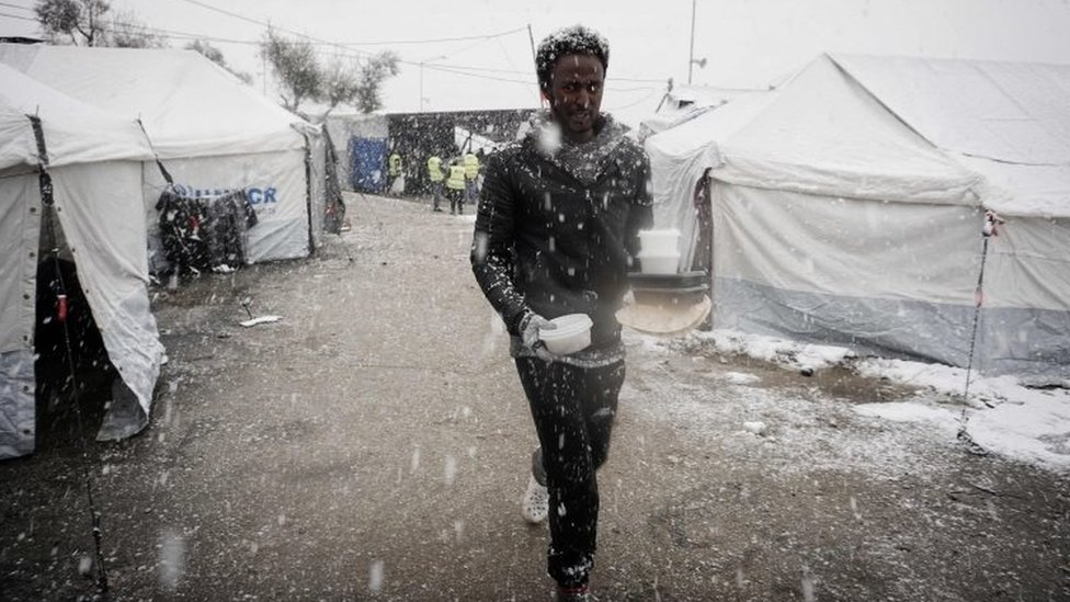 Мигрант идет после еды в лагере на греческом острове Лесбос. Фото: 9 января 2017 г.