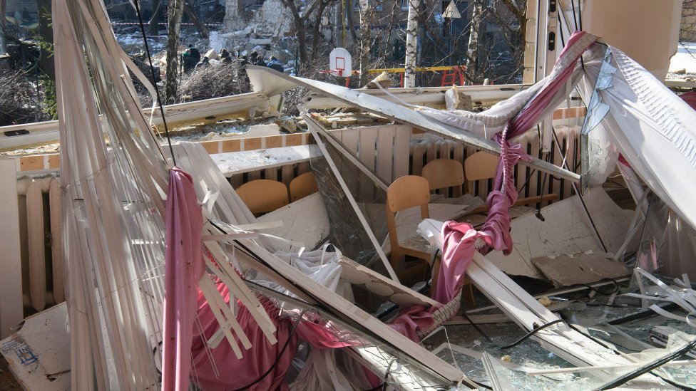 Kiev'de patlamalardan zarar gören bir okul