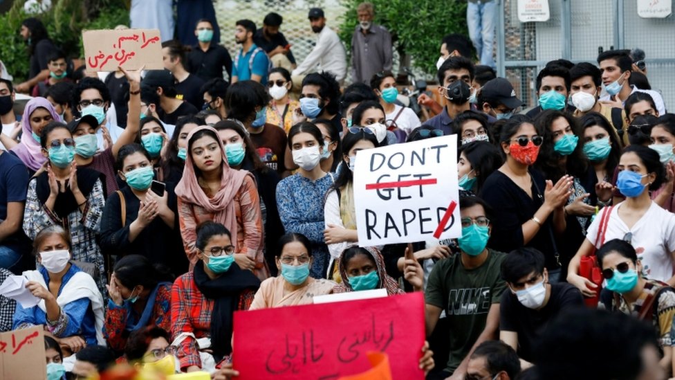 Женщины протестуют против сексуального насилия в Карачи, октябрь 2020 г.