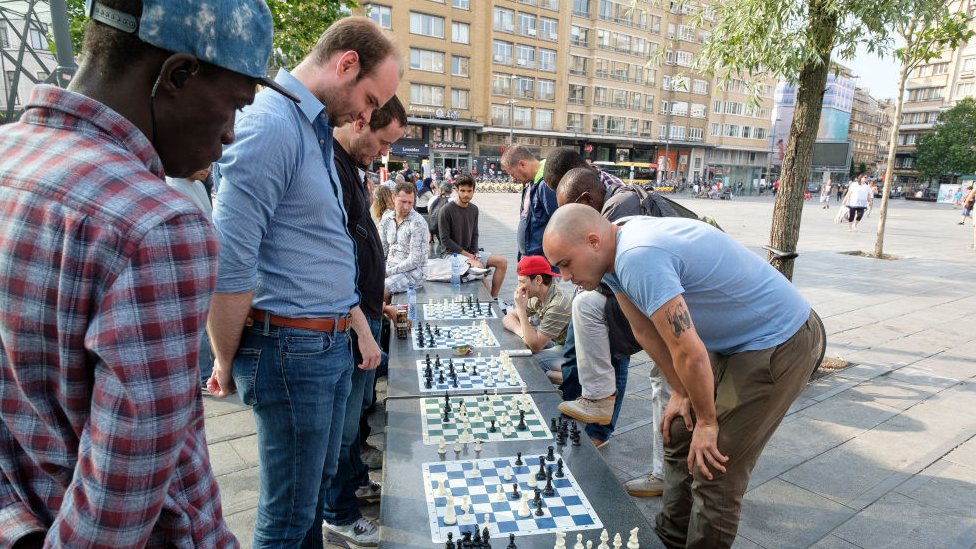 Juego de ajedrez en una plaza en Bruselas