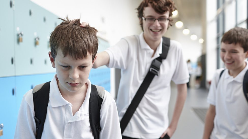 Após sofrer bullying na escola, menino de 11 anos lança livro no DF