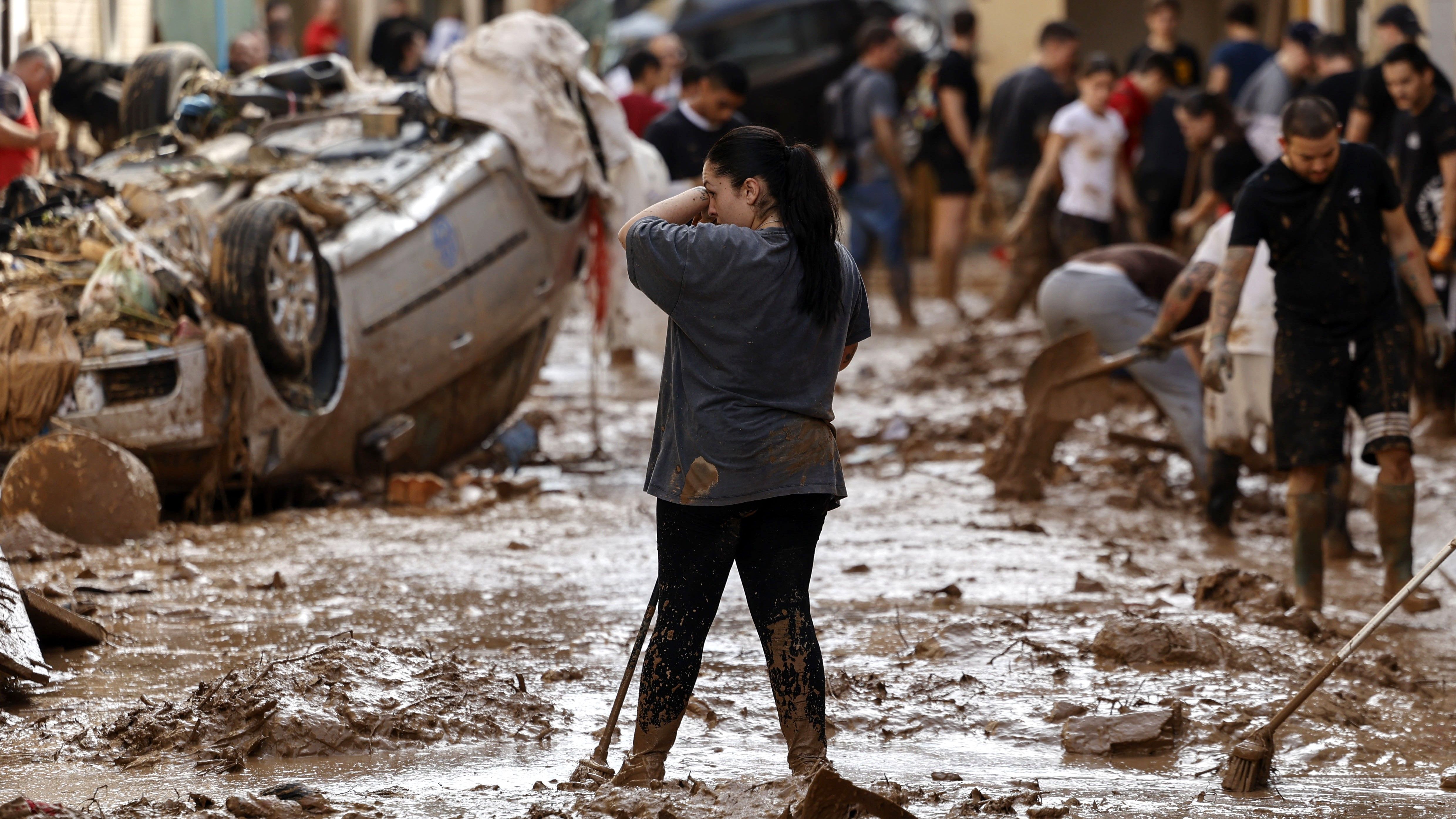 Spain flooding: Search for survivors continues