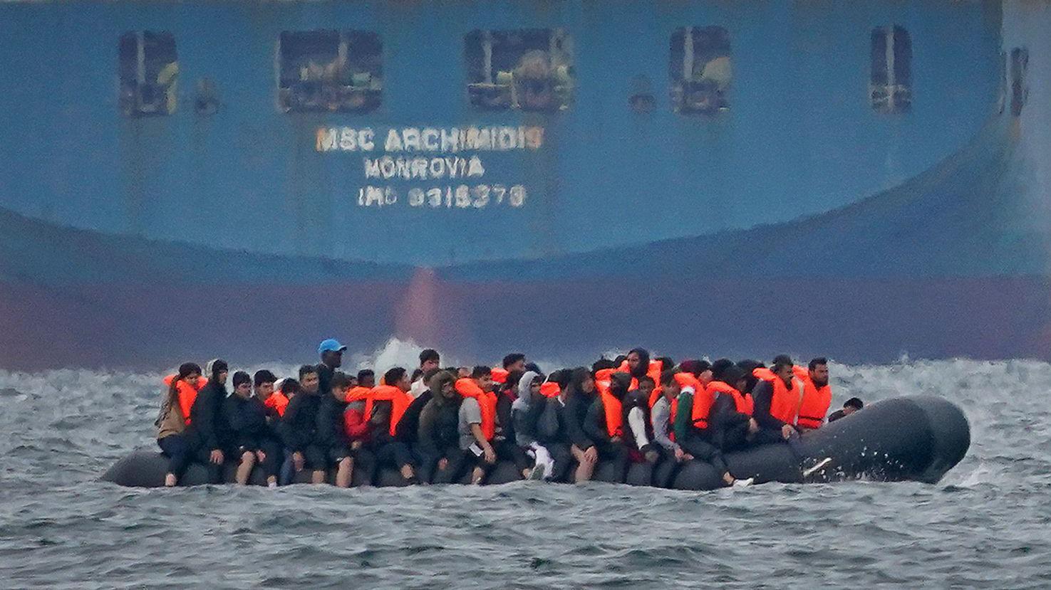 UK and France in talks over migrant returns deal