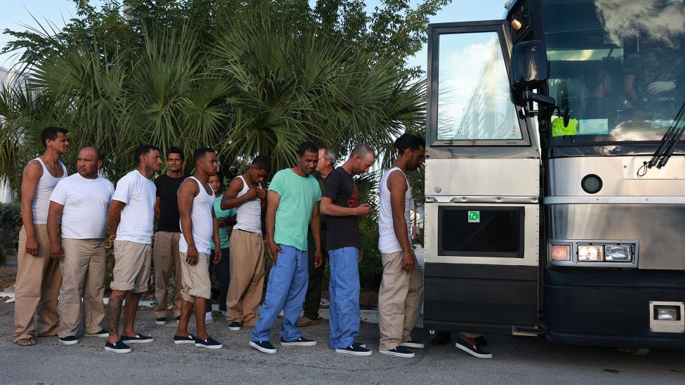 Migrantes suben a un bus.