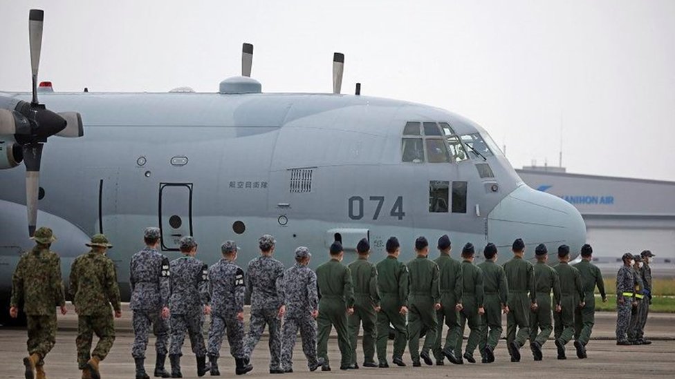 أفراد من قوات الدفاع الذاتي اليابانية قبل مغادرتهم بلادهم إلى جيبوتي استعداداً لإجلاء الرعايا اليابانيين من السودان