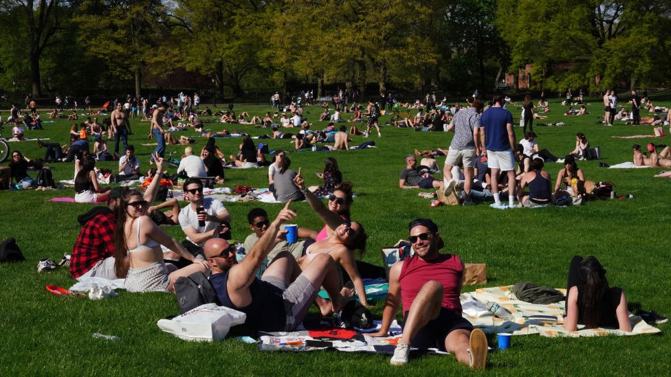 Люди отдыхают в Центральном парке
