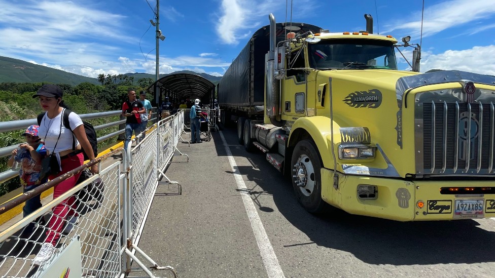 Personas y vehículos cruzando la frontera