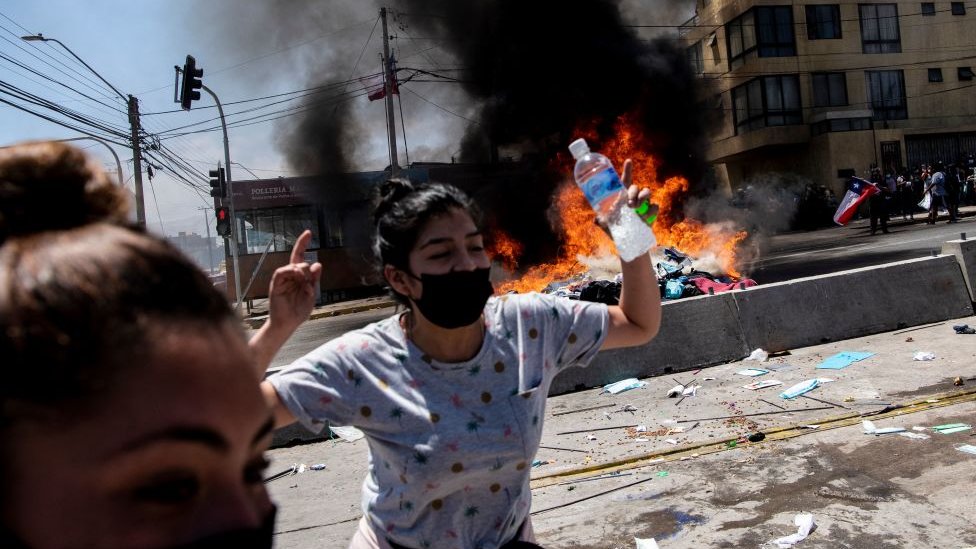 A finales de 2021, un grupo quemó un campo de migrantes venezolanos en Chile, durante una manifestación contra la inmigración ilegal.