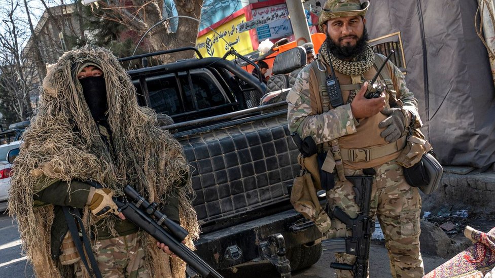 Militantes talibanes armados vigilan el acceso a las universidades.