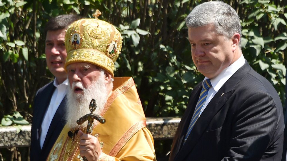 Porošenko (desno) je saveznik Patrijarha Filareta (u sredini), poglavara Kijevske Patrijaršije