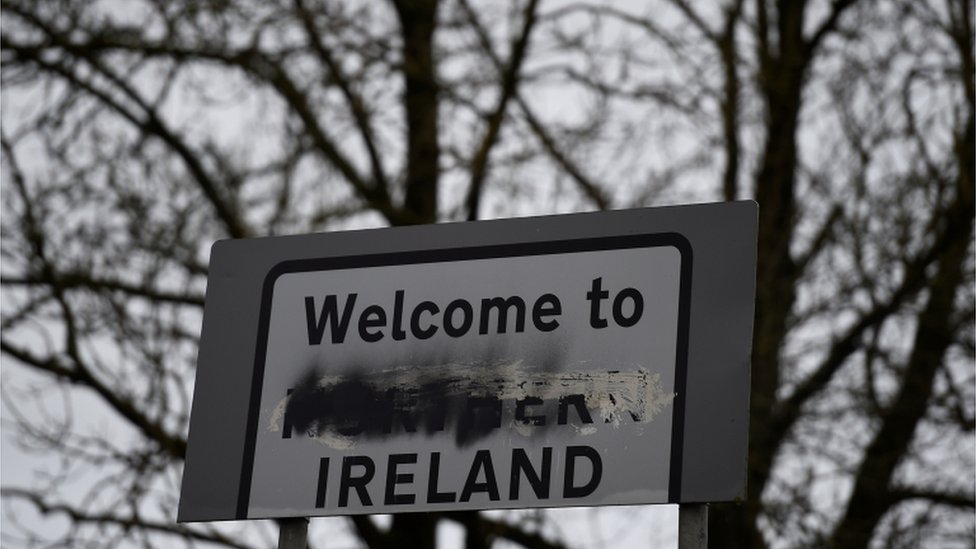 Потрепанный знак «Добро пожаловать в Северную Ирландию» стоит на границе в Мидлтауне, Северная Ирландия
