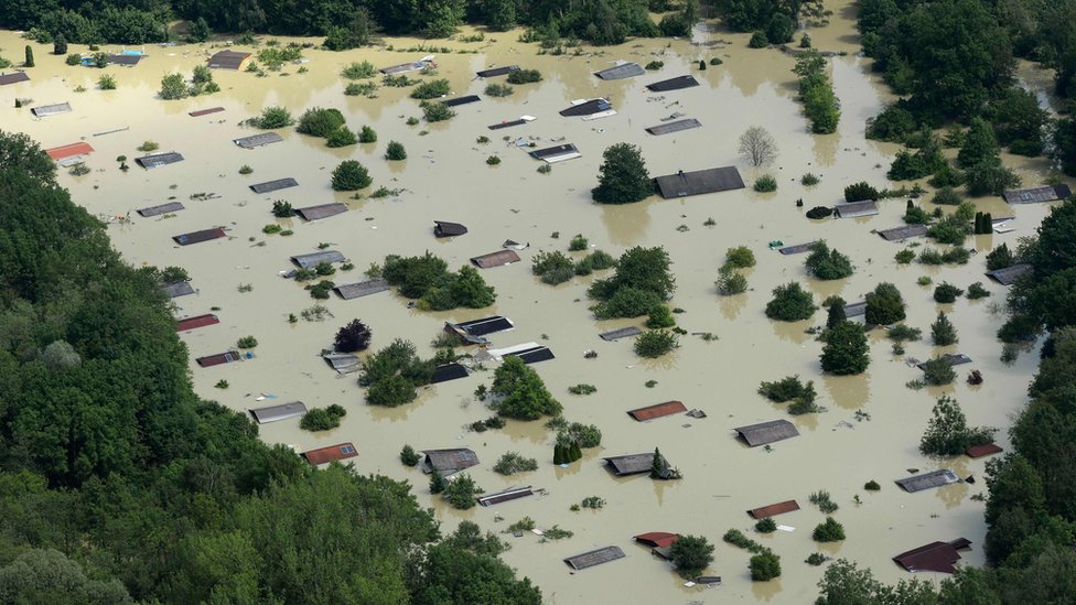 На этой файловой фотографии, сделанной 6 июня 2013 года, показан вид с воздуха на летние дома, затопленные водой из реки Дунай, недалеко от баварской деревни Деггендорф, на юге Германии