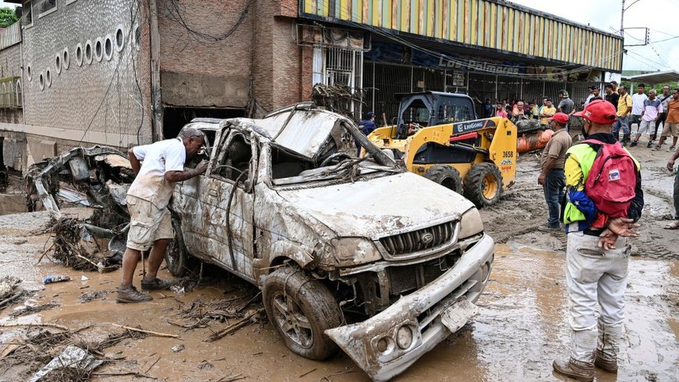Una camioneta destruida las el desave en Las Tejerías, Venezuela.