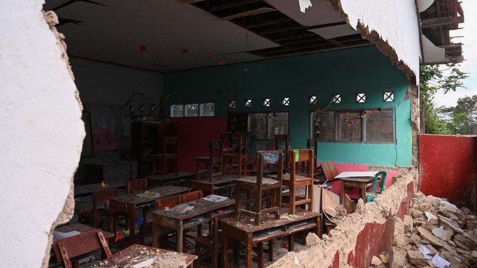 [출처: Reuters] 지진으로 무너진 교실 모습
