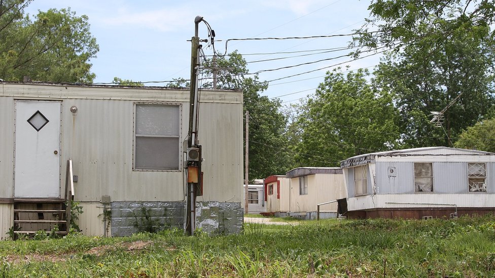 Más de 50% de la gente vive en la pobreza y casi 40% recibe subsidios: la crisis de Jamestown es compleja y de larga data. Tráilers