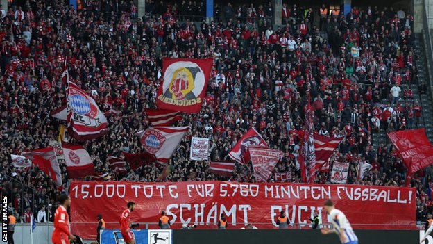 مشجعو بايرن ميونخ يكشفون النقاب عن لافتة حول مونديال قطر خلال مباراة البوندسليغا بين هيرتا برلين وبايرن ميونخ في الأولمبياد في 5 نوفمبر/تشرين الثاني 2022 في برلين، ألمانيا