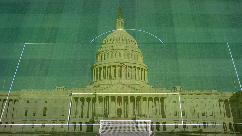 La forma resultante evoca edificaciones clásicas. Marcaciones de cancha de fútbol superpuestas sobre el capitolio de Washington