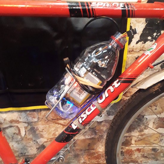 Una bicicleta con una botella que contiene el dispositivo creado por Stiel y su hijo Caspar