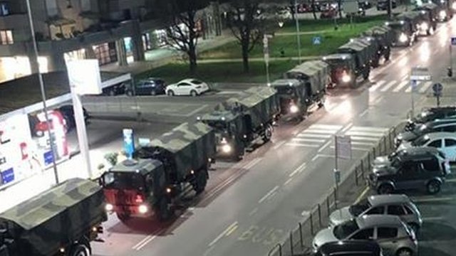 Caravana de vehículos militares.